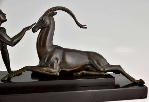 Art Deco sculptuur naakte vrouw met gazelle Seduction