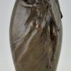 Art Nouveau bronzen vaas met naakte man en vrouw De Kus.