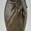 Vase en bronze Art Nouveau avec couple nu Le Baiser.