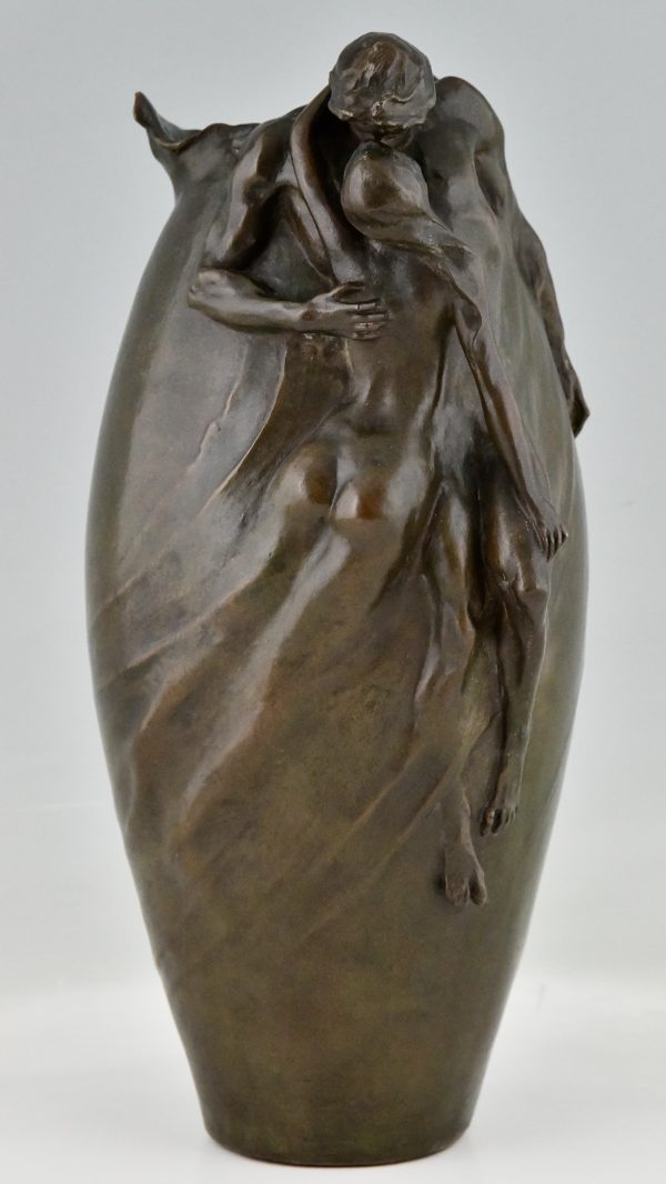 Vase en bronze Art Nouveau avec couple nu Le Baiser.