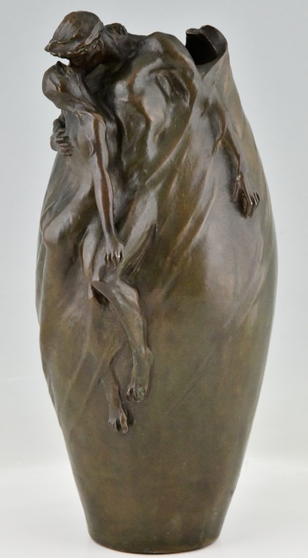 Art Nouveau bronzen vaas met naakte man en vrouw De Kus.