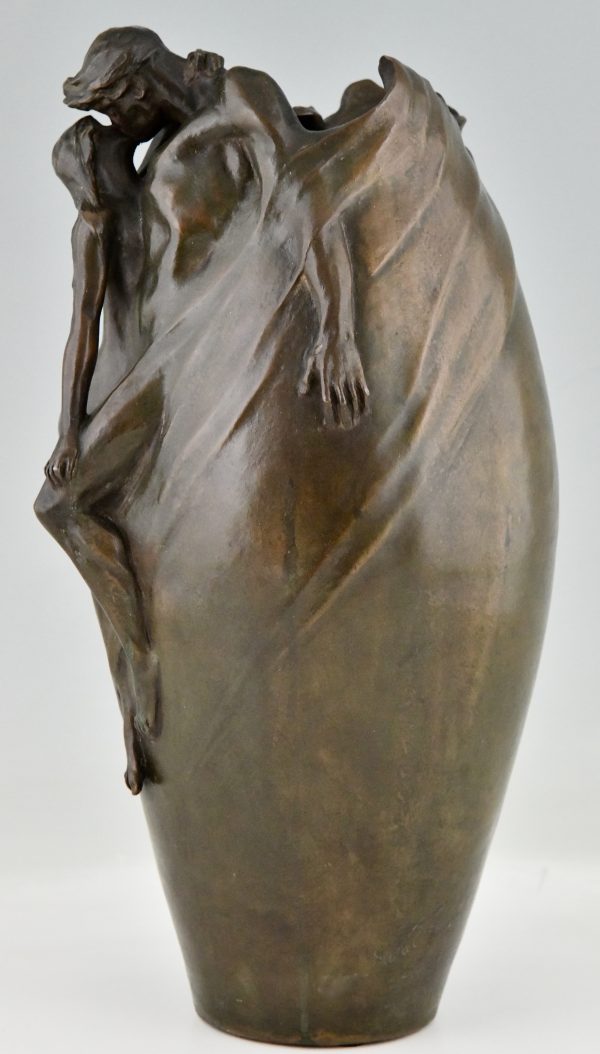 Art Nouveau bronzen vaas met naakte man en vrouw De Kus.