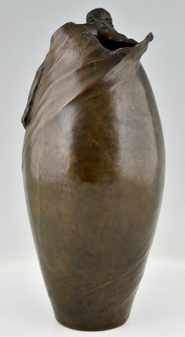 Vase en bronze Art Nouveau avec couple nu Le Baiser.