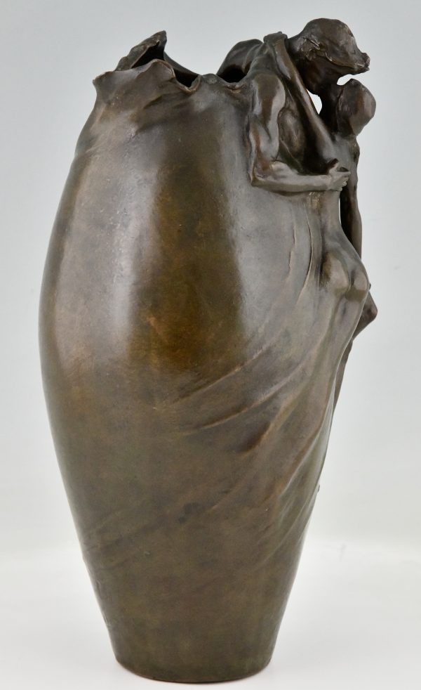 Vase en bronze Art Nouveau avec couple nu Le Baiser.