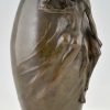 Vase en bronze Art Nouveau avec couple nu Le Baiser.