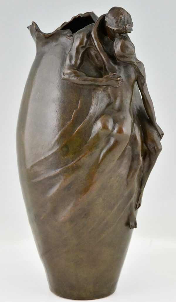 Art Nouveau bronzen vaas met naakte man en vrouw De Kus.