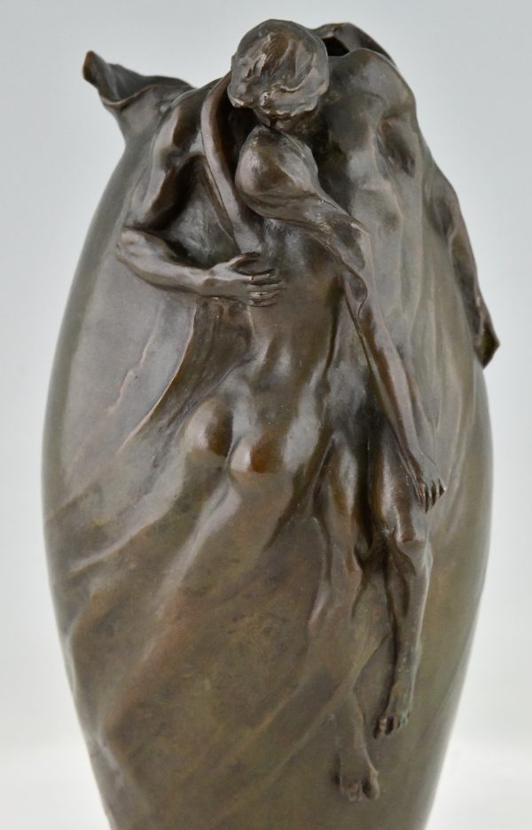 Jugendstil Bronzevase mit nacktem Paar Der Kuss.