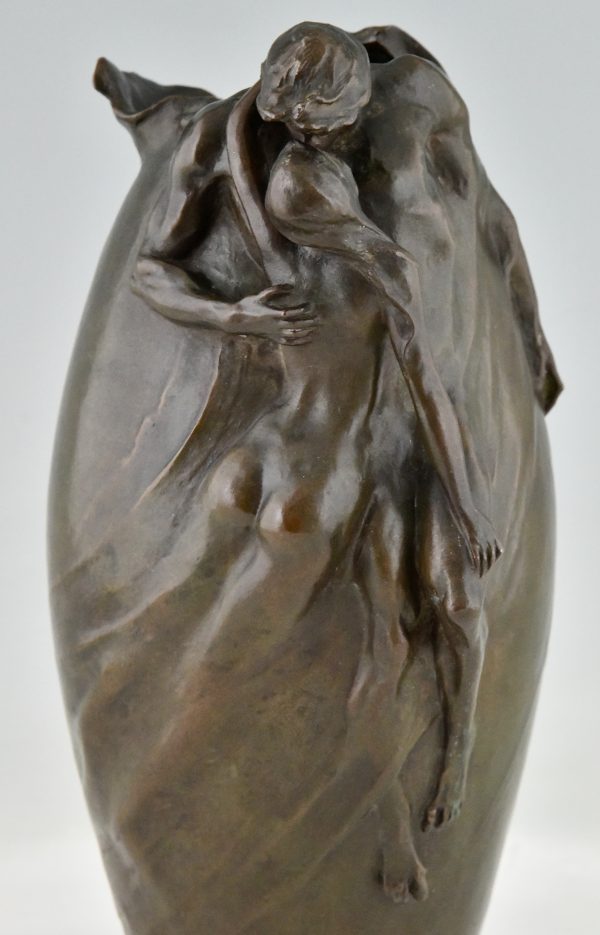 Art Nouveau bronzen vaas met naakte man en vrouw De Kus.