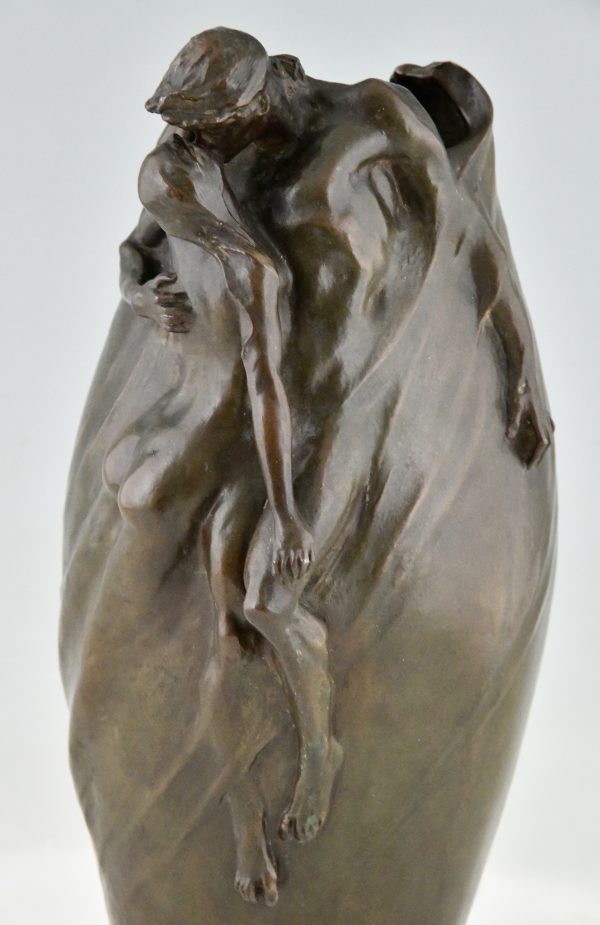 Vase en bronze Art Nouveau avec couple nu Le Baiser.