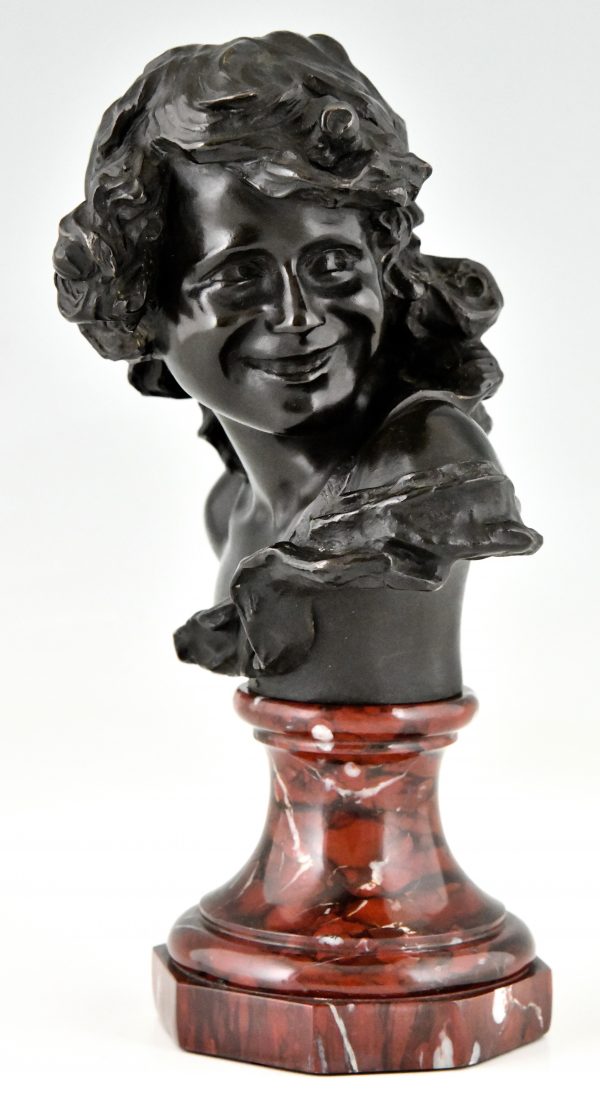 Antike Bronzebüste eines lächelnden Kindes