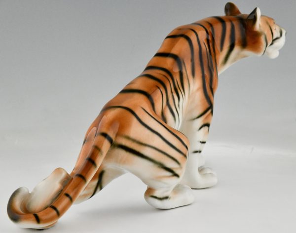 Sculpture d’un tigre en porcelaine vintage par Royal Dux.