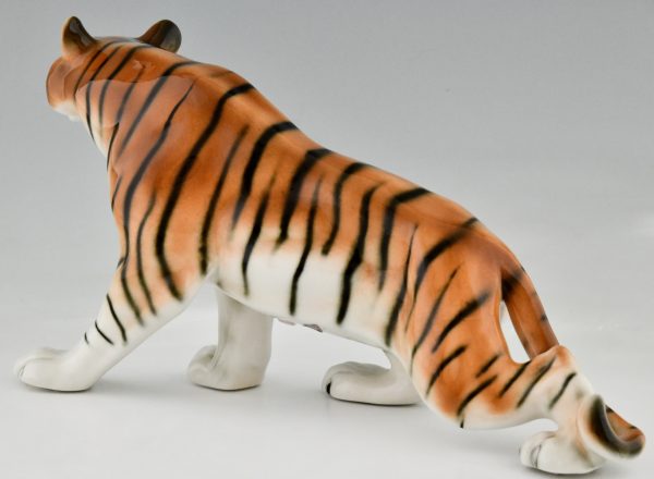 Sculpture d’un tigre en porcelaine vintage par Royal Dux.