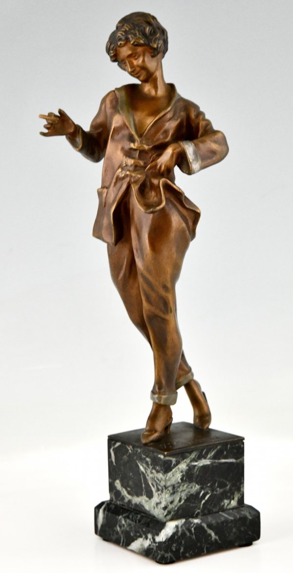 Art Deco bronze sculpture smoking woman in pyjama.