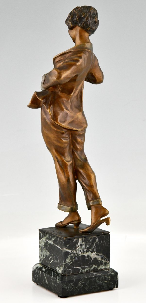 Sculpture en bronze art déco femme en pyjama fumant une cigarette. 