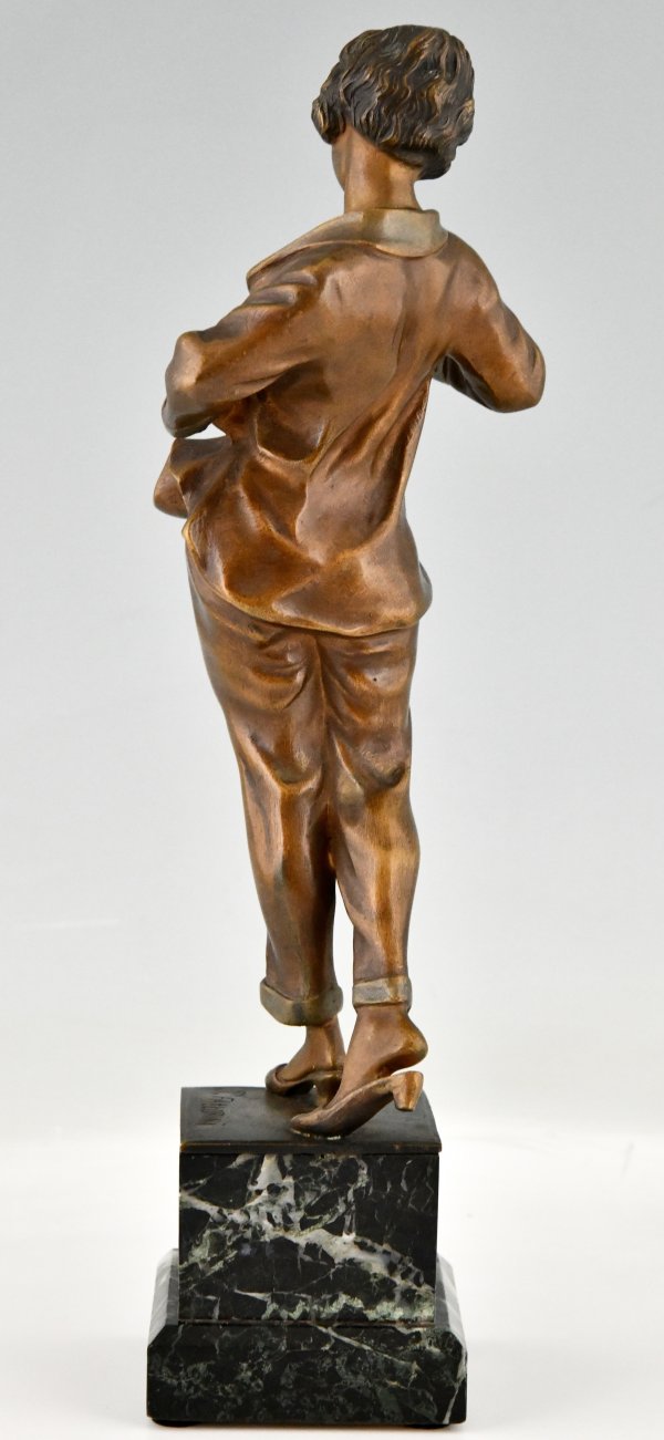 Art Deco bronzen sculptuur rokende vrouw in pyjama.