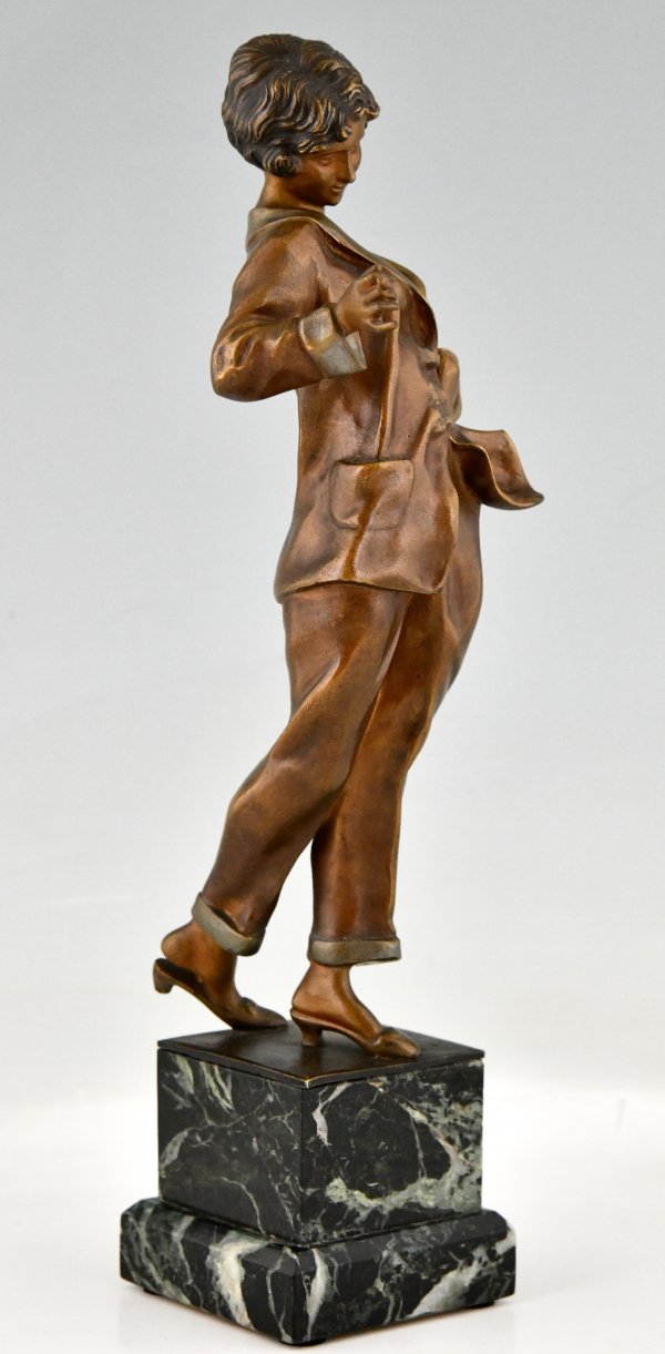 Art Deco bronze sculpture smoking woman in pyjama.