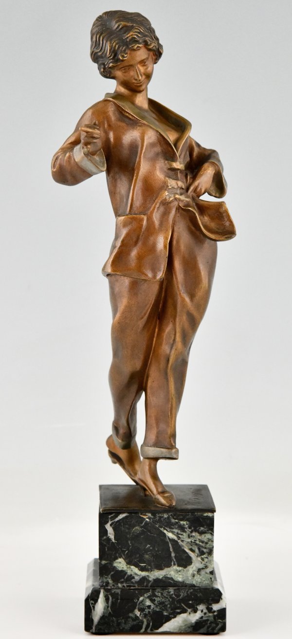 Sculpture en bronze art déco femme en pyjama fumant une cigarette. 