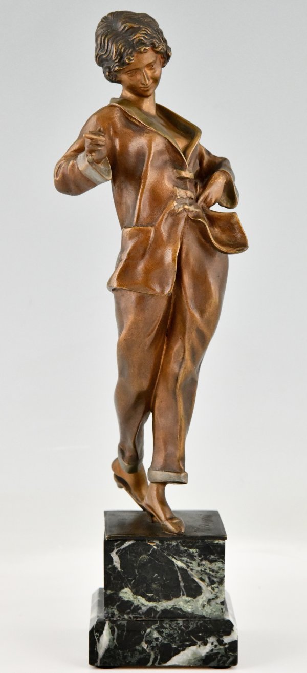 Art Deco bronzen sculptuur rokende vrouw in pyjama.