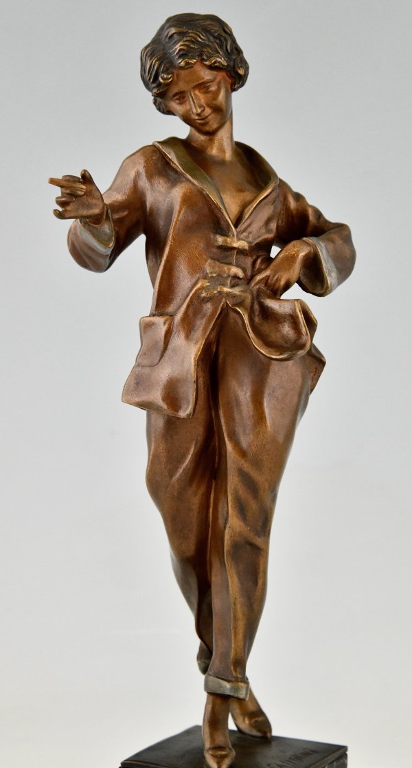 Art Deco bronze sculpture smoking woman in pyjama.