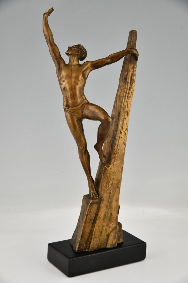 Sculpture en bronze Art Déco homme athlète sur un rocher