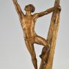 Art Deco Bronzeskulptur atletische Mann auf einem Felsen