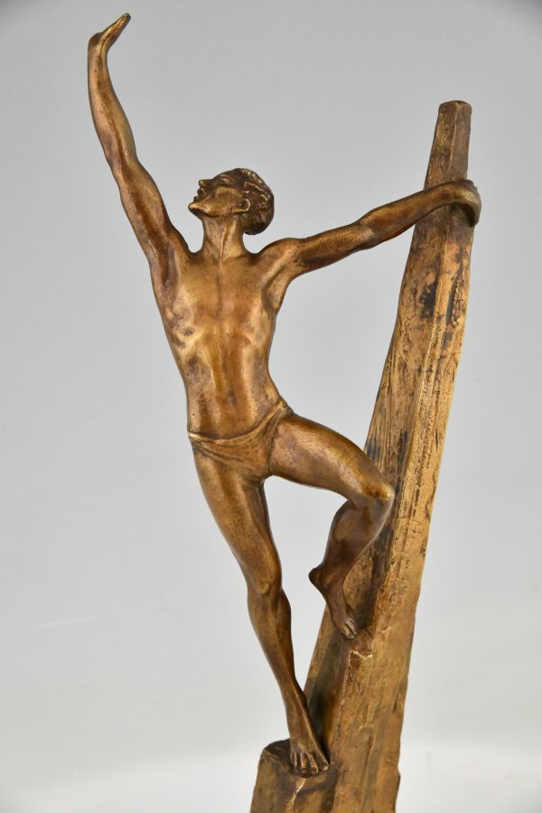 Art Deco bronzen sculptuur atletische man op een rots