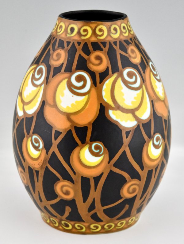 Art Deco Keramikvase mit stilisierten Blumen.