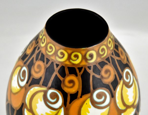 Art Deco Keramikvase mit stilisierten Blumen.