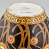 Art Deco Keramikvase mit stilisierten Blumen.