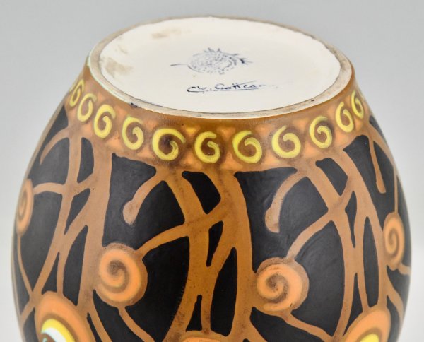 Vase Art Déco en céramique à décor de fleurs stylisées.