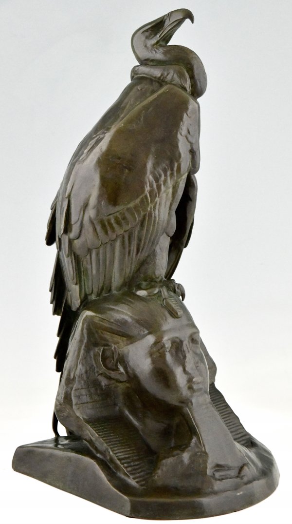Antike Bronzeskulptur eines Geiers auf einer Sphinx