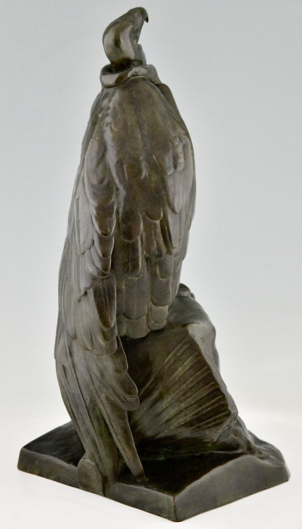 Antike Bronzeskulptur eines Geiers auf einer Sphinx