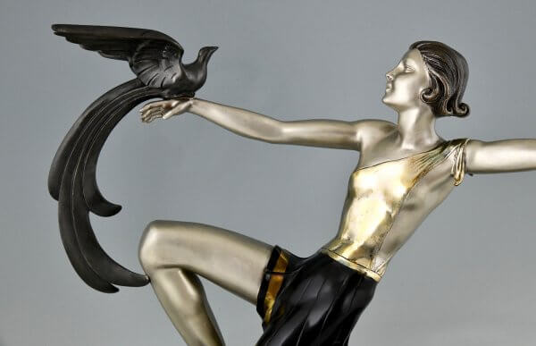 Art Deco bronzen sculptuur dame met paradijsvogels