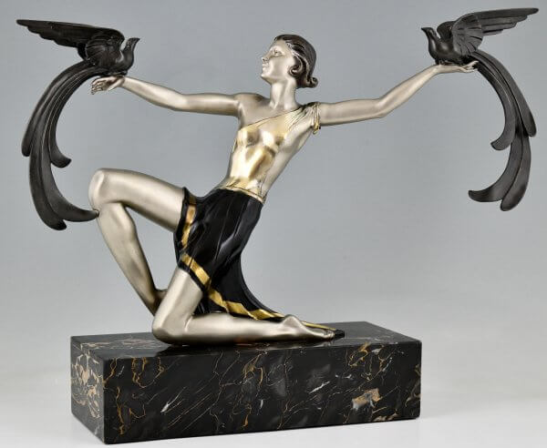 Sculpture en bronze Art Déco femme aux oiseaux de paradis