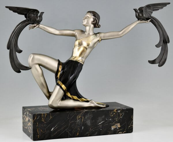 Art Deco bronzen sculptuur dame met paradijsvogels