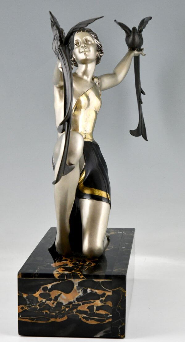 Art Deco bronzen sculptuur dame met paradijsvogels