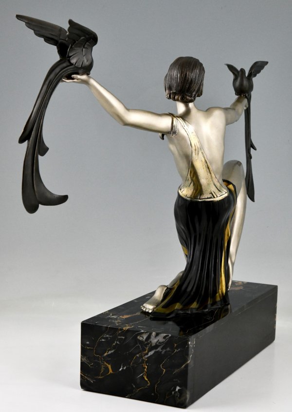 Art Deco bronzen sculptuur dame met paradijsvogels