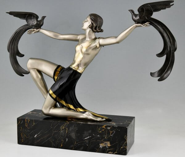 Art Deco bronzen sculptuur dame met paradijsvogels