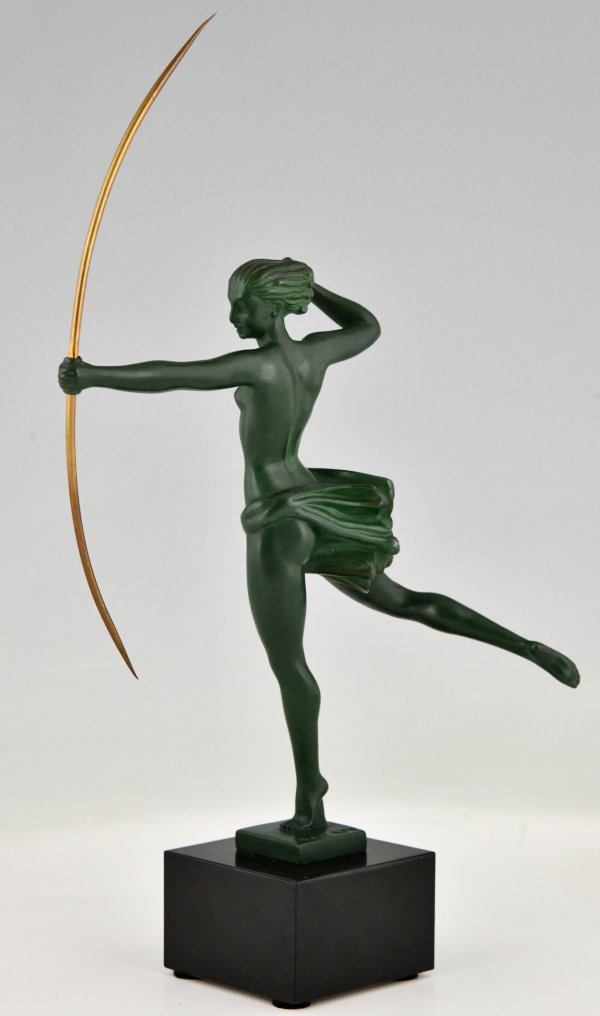 Art Deco sculptuur naakt met boog Diana