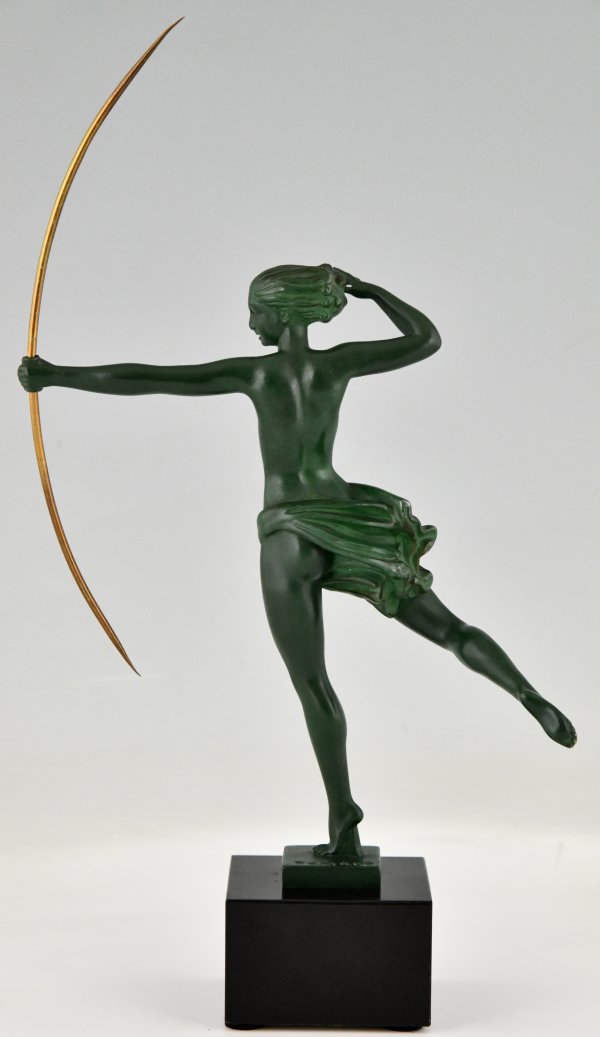 Art Deco sculptuur naakt met boog Diana