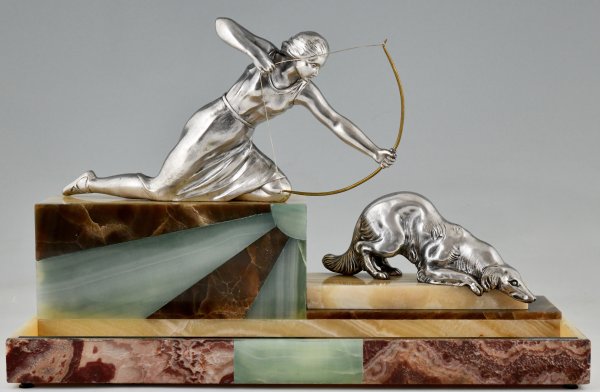 Art Deco Skulptur Diana Jägerin mit Windhund.