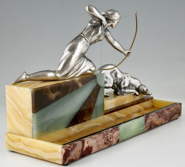 Art Deco Skulptur Diana Jägerin mit Windhund.