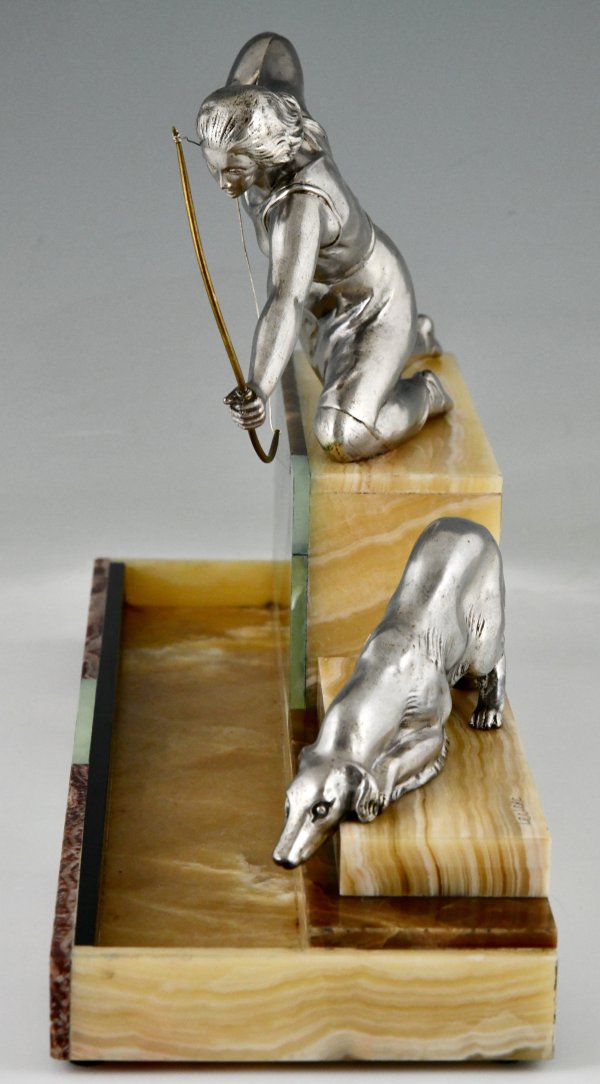 Sculpture Art Déco Diane chasseresse au chien lévrier.