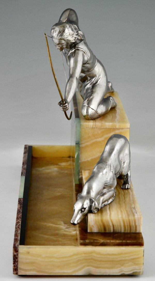 Art Deco Skulptur Diana Jägerin mit Windhund.