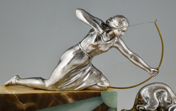 Art Deco sculptuur vrouw met boog en windhond Diana. 
