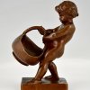 Antiek bronzen sculptuur jongen met mand