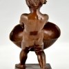 Antiek bronzen sculptuur jongen met mand