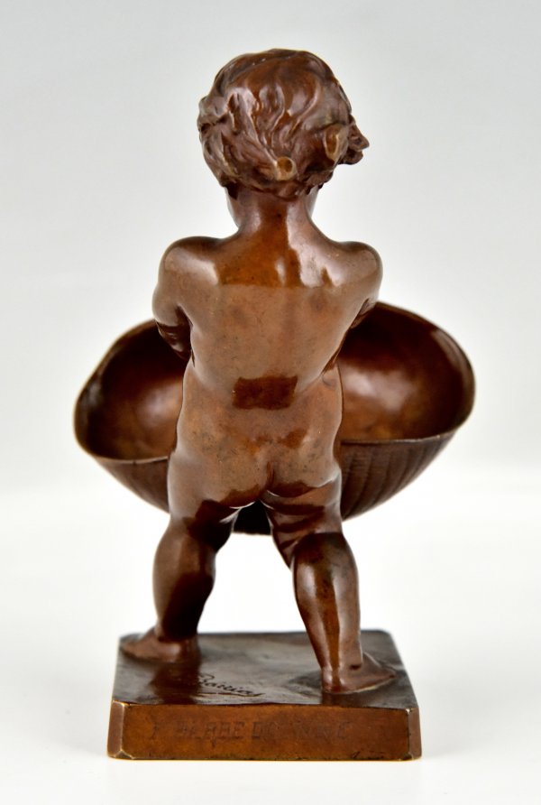 Antiek bronzen sculptuur jongen met mand