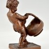 Antiek bronzen sculptuur jongen met mand