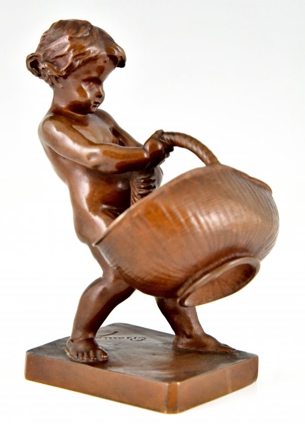 Antiek bronzen sculptuur jongen met mand